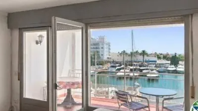 Apartment with cabin and 8 m² terrace for sale in the Nausica building, Port Grec Sector, Empuriabrava. Discover this bright apartment with a cabin located in one of the most attractive areas of Empuriabrava, offering spectacular views over the main canal. The property features an open-plan kitchen integrated into a spacious living-dining room, creating a comfortable and functional space with direct access to a magnificent terrace where you can enjoy privileged views and pleasant outdoor moments. It also includes a full bathroom and a practical cabin that provides additional space with multiple usage possibilities. The property requires renovation, making it an excellent opportunity to customize it to your taste and increase its value, whether as a holiday home, investment, or primary residence. Don’t miss out on this opportunity. Visit it and discover all the potential this unique property in Empuriabrava has to offer. [IW]. photo 23