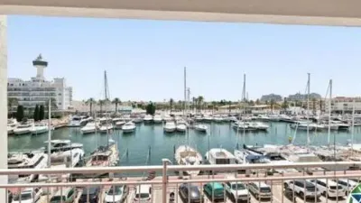 Apartment with cabin and 8 m² terrace for sale in the Nausica building, Port Grec Sector, Empuriabrava. Discover this bright apartment with a cabin located in one of the most attractive areas of Empuriabrava, offering spectacular views over the main canal. The property features an open-plan kitchen integrated into a spacious living-dining room, creating a comfortable and functional space with direct access to a magnificent terrace where you can enjoy privileged views and pleasant outdoor moments. It also includes a full bathroom and a practical cabin that provides additional space with multiple usage possibilities. The property requires renovation, making it an excellent opportunity to customize it to your taste and increase its value, whether as a holiday home, investment, or primary residence. Don’t miss out on this opportunity. Visit it and discover all the potential this unique property in Empuriabrava has to offer. [IW]. photo 2