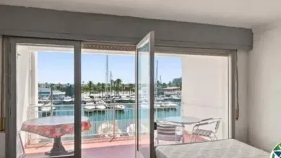 Apartment with cabin and 8 m² terrace for sale in the Nausica building, Port Grec Sector, Empuriabrava. Discover this bright apartment with a cabin located in one of the most attractive areas of Empuriabrava, offering spectacular views over the main canal. The property features an open-plan kitchen integrated into a spacious living-dining room, creating a comfortable and functional space with direct access to a magnificent terrace where you can enjoy privileged views and pleasant outdoor moments. It also includes a full bathroom and a practical cabin that provides additional space with multiple usage possibilities. The property requires renovation, making it an excellent opportunity to customize it to your taste and increase its value, whether as a holiday home, investment, or primary residence. Don’t miss out on this opportunity. Visit it and discover all the potential this unique property in Empuriabrava has to offer. [IW]. photo 21