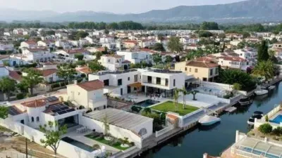 Chalet en venta en Carrer de les Medes, cerca de Carrer de les Creus, Empuriabrava (Castelló d'Empúries) de 1.185.000 €