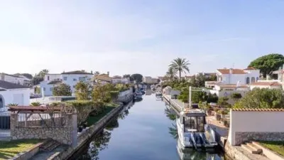 Chalet en venta en Carrer de les Medes, cerca de Carrer de les Creus, Empuriabrava (Castelló d'Empúries) de 1.185.000 €