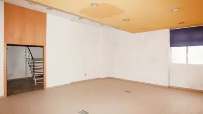 Local comercial en venta en Avenida de Rosalía de Castro, cerca de Rúa dos Feáns - Más