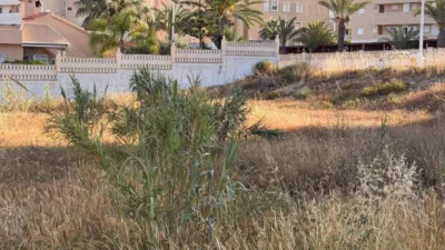 Terreno en venta en los Arenales del Sol - Vista 2
