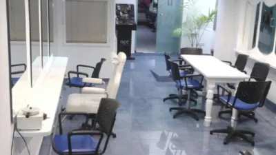 Local comercial en alquiler en Campus Sur-Santa Marta - Más