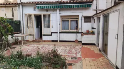 Ground floor flat with patio for sale in Figueres. The property comprises 100 m2, featuring 3 bedrooms, 1 full bathroom, a dining-living room with a fireplace, and an independent kitchen. The building includes a patio of approximately 100 m2[IW] photo 4