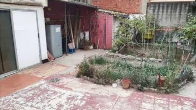 Ground floor flat with patio for sale in Figueres. The property comprises 100 m2, featuring 3 bedrooms, 1 full bathroom, a dining-living room with a fireplace, and an independent kitchen. The building includes a patio of approximately 100 m2[IW] photo 5