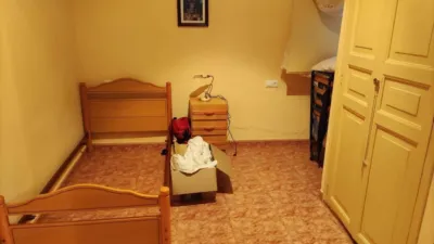 Ground floor flat with patio for sale in Figueres. The property comprises 100 m2, featuring 3 bedrooms, 1 full bathroom, a dining-living room with a fireplace, and an independent kitchen. The building includes a patio of approximately 100 m2[IW] photo 9