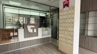Local comercial en alquiler en Calle de la Batalla del Salado - Más