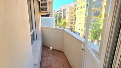 Apartment for sale in Cas Capiscol - A unique opportunity! Discover this spacious 115 m² apartment in the growing area of Cas Capiscol. With 4 bedrooms and 2 bathrooms, this home is for families seeking space and comfort. The bright living room opens onto a balcony where you can enjoy outdoor moments. The kitchen is fitted and ready to be personalized to your taste. Located on the third floor of a well-maintained building with a lift, this apartment benefits from an excellent south-east orientation, ensuring natural light throughout the day. Just 10 minutes from Plaza España, it offers easy access to all essential services. It also features built-in wardrobes and air conditioning, adding extra comfort to your daily life. This second-hand property is in good condition and move-in ready. Don’t miss out on acquiring an apartment with so much potential in a neighborhood that’s rapidly developing. Come view it and start imagining your new home! photo 2