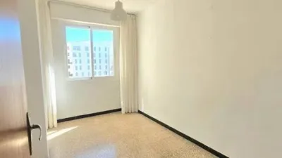 Apartment for sale in Cas Capiscol - A unique opportunity! Discover this spacious 115 m² apartment in the growing area of Cas Capiscol. With 4 bedrooms and 2 bathrooms, this home is for families seeking space and comfort. The bright living room opens onto a balcony where you can enjoy outdoor moments. The kitchen is fitted and ready to be personalized to your taste. Located on the third floor of a well-maintained building with a lift, this apartment benefits from an excellent south-east orientation, ensuring natural light throughout the day. Just 10 minutes from Plaza España, it offers easy access to all essential services. It also features built-in wardrobes and air conditioning, adding extra comfort to your daily life. This second-hand property is in good condition and move-in ready. Don’t miss out on acquiring an apartment with so much potential in a neighborhood that’s rapidly developing. Come view it and start imagining your new home! photo 22