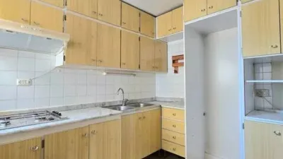 Apartment for sale in Cas Capiscol - A unique opportunity! Discover this spacious 115 m² apartment in the growing area of Cas Capiscol. With 4 bedrooms and 2 bathrooms, this home is for families seeking space and comfort. The bright living room opens onto a balcony where you can enjoy outdoor moments. The kitchen is fitted and ready to be personalized to your taste. Located on the third floor of a well-maintained building with a lift, this apartment benefits from an excellent south-east orientation, ensuring natural light throughout the day. Just 10 minutes from Plaza España, it offers easy access to all essential services. It also features built-in wardrobes and air conditioning, adding extra comfort to your daily life. This second-hand property is in good condition and move-in ready. Don’t miss out on acquiring an apartment with so much potential in a neighborhood that’s rapidly developing. Come view it and start imagining your new home! photo 8