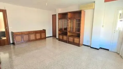 Apartment for sale in Cas Capiscol - A unique opportunity! Discover this spacious 115 m² apartment in the growing area of Cas Capiscol. With 4 bedrooms and 2 bathrooms, this home is for families seeking space and comfort. The bright living room opens onto a balcony where you can enjoy outdoor moments. The kitchen is fitted and ready to be personalized to your taste. Located on the third floor of a well-maintained building with a lift, this apartment benefits from an excellent south-east orientation, ensuring natural light throughout the day. Just 10 minutes from Plaza España, it offers easy access to all essential services. It also features built-in wardrobes and air conditioning, adding extra comfort to your daily life. This second-hand property is in good condition and move-in ready. Don’t miss out on acquiring an apartment with so much potential in a neighborhood that’s rapidly developing. Come view it and start imagining your new home! photo 11