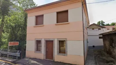 Shop for sale in one of the most prominent areas of the picturesque village of Entrago, Teverga. Price: €95,000 Surface area: 99 m² The property is part of a two-storey building, bordered by the Teverga River and opposite a well-known hostel that brings life to the area. It has an entrance facing the street and another on the side of the building. Fifteen minutes on foot from here is the village of San Martín, which offers more services at our disposal. There is the possibility of converting the shop into a residence, making it a versatile asset with various possibilities. Close to the Senda del Oso and surrounded by a magnificent rural mountain setting, the location offers the tranquility and beauty for which Asturias is iconic. For more information or to arrange a viewing, please do not hesitate to contact us via chat or the phone number provided. photo 27