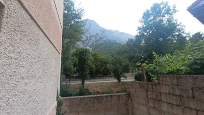 Shop for sale in one of the most prominent areas of the picturesque village of Entrago, Teverga. Price: €95,000 Surface area: 99 m² The property is part of a two-storey building, bordered by the Teverga River and opposite a well-known hostel that brings life to the area. It has an entrance facing the street and another on the side of the building. Fifteen minutes on foot from here is the village of San Martín, which offers more services at our disposal. There is the possibility of converting the shop into a residence, making it a versatile asset with various possibilities. Close to the Senda del Oso and surrounded by a magnificent rural mountain setting, the location offers the tranquility and beauty for which Asturias is iconic. For more information or to arrange a viewing, please do not hesitate to contact us via chat or the phone number provided. photo 19