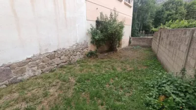 Shop for sale in one of the most prominent areas of the picturesque village of Entrago, Teverga. Price: €95,000 Surface area: 99 m² The property is part of a two-storey building, bordered by the Teverga River and opposite a well-known hostel that brings life to the area. It has an entrance facing the street and another on the side of the building. Fifteen minutes on foot from here is the village of San Martín, which offers more services at our disposal. There is the possibility of converting the shop into a residence, making it a versatile asset with various possibilities. Close to the Senda del Oso and surrounded by a magnificent rural mountain setting, the location offers the tranquility and beauty for which Asturias is iconic. For more information or to arrange a viewing, please do not hesitate to contact us via chat or the phone number provided. photo 18