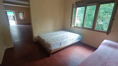 Shop for sale in one of the most prominent areas of the picturesque village of Entrago, Teverga. Price: €95,000 Surface area: 99 m² The property is part of a two-storey building, bordered by the Teverga River and opposite a well-known hostel that brings life to the area. It has an entrance facing the street and another on the side of the building. Fifteen minutes on foot from here is the village of San Martín, which offers more services at our disposal. There is the possibility of converting the shop into a residence, making it a versatile asset with various possibilities. Close to the Senda del Oso and surrounded by a magnificent rural mountain setting, the location offers the tranquility and beauty for which Asturias is iconic. For more information or to arrange a viewing, please do not hesitate to contact us via chat or the phone number provided. photo 6