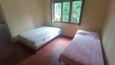Shop for sale in one of the most prominent areas of the picturesque village of Entrago, Teverga. Price: €95,000 Surface area: 99 m² The property is part of a two-storey building, bordered by the Teverga River and opposite a well-known hostel that brings life to the area. It has an entrance facing the street and another on the side of the building. Fifteen minutes on foot from here is the village of San Martín, which offers more services at our disposal. There is the possibility of converting the shop into a residence, making it a versatile asset with various possibilities. Close to the Senda del Oso and surrounded by a magnificent rural mountain setting, the location offers the tranquility and beauty for which Asturias is iconic. For more information or to arrange a viewing, please do not hesitate to contact us via chat or the phone number provided. photo 7