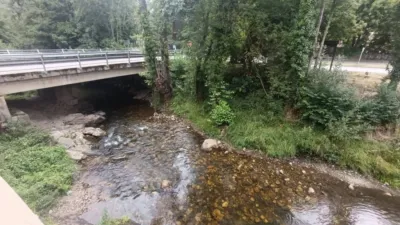 Shop for sale in one of the most prominent areas of the picturesque village of Entrago, Teverga. Price: €95,000 Surface area: 99 m² The property is part of a two-storey building, bordered by the Teverga River and opposite a well-known hostel that brings life to the area. It has an entrance facing the street and another on the side of the building. Fifteen minutes on foot from here is the village of San Martín, which offers more services at our disposal. There is the possibility of converting the shop into a residence, making it a versatile asset with various possibilities. Close to the Senda del Oso and surrounded by a magnificent rural mountain setting, the location offers the tranquility and beauty for which Asturias is iconic. For more information or to arrange a viewing, please do not hesitate to contact us via chat or the phone number provided. photo 26
