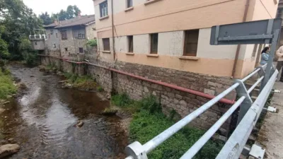 Shop for sale in one of the most prominent areas of the picturesque village of Entrago, Teverga. Price: €95,000 Surface area: 99 m² The property is part of a two-storey building, bordered by the Teverga River and opposite a well-known hostel that brings life to the area. It has an entrance facing the street and another on the side of the building. Fifteen minutes on foot from here is the village of San Martín, which offers more services at our disposal. There is the possibility of converting the shop into a residence, making it a versatile asset with various possibilities. Close to the Senda del Oso and surrounded by a magnificent rural mountain setting, the location offers the tranquility and beauty for which Asturias is iconic. For more information or to arrange a viewing, please do not hesitate to contact us via chat or the phone number provided. photo 25