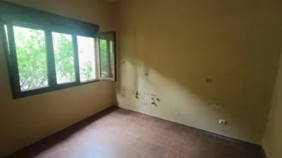 Shop for sale in one of the most prominent areas of the picturesque village of Entrago, Teverga. Price: €95,000 Surface area: 99 m² The property is part of a two-storey building, bordered by the Teverga River and opposite a well-known hostel that brings life to the area. It has an entrance facing the street and another on the side of the building. Fifteen minutes on foot from here is the village of San Martín, which offers more services at our disposal. There is the possibility of converting the shop into a residence, making it a versatile asset with various possibilities. Close to the Senda del Oso and surrounded by a magnificent rural mountain setting, the location offers the tranquility and beauty for which Asturias is iconic. For more information or to arrange a viewing, please do not hesitate to contact us via chat or the phone number provided. photo 8