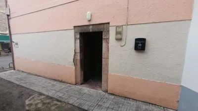 Shop for sale in one of the most prominent areas of the picturesque village of Entrago, Teverga. Price: €95,000 Surface area: 99 m² The property is part of a two-storey building, bordered by the Teverga River and opposite a well-known hostel that brings life to the area. It has an entrance facing the street and another on the side of the building. Fifteen minutes on foot from here is the village of San Martín, which offers more services at our disposal. There is the possibility of converting the shop into a residence, making it a versatile asset with various possibilities. Close to the Senda del Oso and surrounded by a magnificent rural mountain setting, the location offers the tranquility and beauty for which Asturias is iconic. For more information or to arrange a viewing, please do not hesitate to contact us via chat or the phone number provided. photo 21