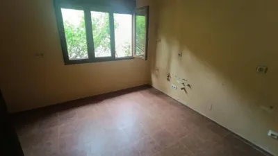 Shop for sale in one of the most prominent areas of the picturesque village of Entrago, Teverga. Price: €95,000 Surface area: 99 m² The property is part of a two-storey building, bordered by the Teverga River and opposite a well-known hostel that brings life to the area. It has an entrance facing the street and another on the side of the building. Fifteen minutes on foot from here is the village of San Martín, which offers more services at our disposal. There is the possibility of converting the shop into a residence, making it a versatile asset with various possibilities. Close to the Senda del Oso and surrounded by a magnificent rural mountain setting, the location offers the tranquility and beauty for which Asturias is iconic. For more information or to arrange a viewing, please do not hesitate to contact us via chat or the phone number provided. photo 9