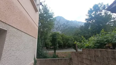 Shop for sale in one of the most prominent areas of the picturesque village of Entrago, Teverga. Price: €95,000 Surface area: 99 m² The property is part of a two-storey building, bordered by the Teverga River and opposite a well-known hostel that brings life to the area. It has an entrance facing the street and another on the side of the building. Fifteen minutes on foot from here is the village of San Martín, which offers more services at our disposal. There is the possibility of converting the shop into a residence, making it a versatile asset with various possibilities. Close to the Senda del Oso and surrounded by a magnificent rural mountain setting, the location offers the tranquility and beauty for which Asturias is iconic. For more information or to arrange a viewing, please do not hesitate to contact us via chat or the phone number provided. photo 20