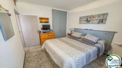 Apartment for sale on Carrer Roca Llarga, 7, in the Santa Margarita area of Roses, just minutes from the beach and all amenities. Bright second-floor apartment with an exterior-facing terrace, as a second home or holiday let. The property features a living-dining room with access to the terrace, a separate fitted kitchen, two bedrooms, and a full bathroom with shower. Terrazzo flooring preserves its Mediterranean character, and the property is in good condition, ready to move into. The building has no lift. photo 11