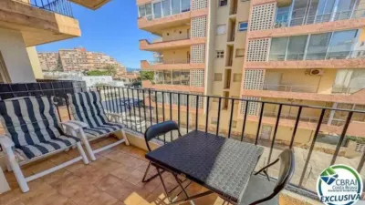 Apartment for sale on Carrer Roca Llarga, 7, in the Santa Margarita area of Roses, just minutes from the beach and all amenities. Bright second-floor apartment with an exterior-facing terrace, as a second home or holiday let. The property features a living-dining room with access to the terrace, a separate fitted kitchen, two bedrooms, and a full bathroom with shower. Terrazzo flooring preserves its Mediterranean character, and the property is in good condition, ready to move into. The building has no lift. photo 2