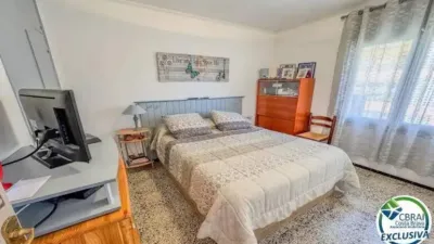 Apartment for sale on Carrer Roca Llarga, 7, in the Santa Margarita area of Roses, just minutes from the beach and all amenities. Bright second-floor apartment with an exterior-facing terrace, as a second home or holiday let. The property features a living-dining room with access to the terrace, a separate fitted kitchen, two bedrooms, and a full bathroom with shower. Terrazzo flooring preserves its Mediterranean character, and the property is in good condition, ready to move into. The building has no lift. photo 10