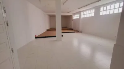 Local comercial en alquiler en Rúa de Galicia, cerca de Calle de Barreira - Más