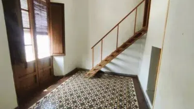House for sale in Plaza del Mercado de Abastos, Berja. Location: covered plaza. This property offers 105 m² distributed across an entrance porch, a spacious living-dining room, an independent kitchen with pantry and laundry area, 3 bedrooms, and 1 full bathroom. Features a large terrace on the upper floor. Wooden windows, terrazzo and ceramic flooring. Privileged location with views of the covered plaza. Contact us to arrange a viewing without obligation. VAT/ITP not included. No agent fees! photo 2