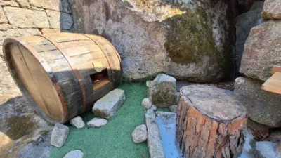 Stone house and wine cellar with . Stone house, with various materials to finish it off. Just 20 metres away there is another stone building, a relaxing spot or a place to enjoy a glass of wine. Most of the house is built into rock, which gives the interior a unique charm. The area surrounding the house and wine cellar is made up of rocks that create an enchanting setting. The rear of the property offers views of the landscape around Leiro. Quiet area, 2km from Leiro, 7km from Ribadavia and 11km from Carballino, surrounded by hiking routes, thermal areas and the Camino de Miñoto. Don’t miss out on seeing it. For more information, our office is located at C/ Progreso 123, 1st floor, Office 2, Ourense (Vila Rejo building), or contact us: by phone at [number] or through the website norz.es. Follow us on photo 12