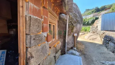Stone house and wine cellar with . Stone house, with various materials to finish it off. Just 20 metres away there is another stone building, a relaxing spot or a place to enjoy a glass of wine. Most of the house is built into rock, which gives the interior a unique charm. The area surrounding the house and wine cellar is made up of rocks that create an enchanting setting. The rear of the property offers views of the landscape around Leiro. Quiet area, 2km from Leiro, 7km from Ribadavia and 11km from Carballino, surrounded by hiking routes, thermal areas and the Camino de Miñoto. Don’t miss out on seeing it. For more information, our office is located at C/ Progreso 123, 1st floor, Office 2, Ourense (Vila Rejo building), or contact us: by phone at [number] or through the website norz.es. Follow us on photo 3