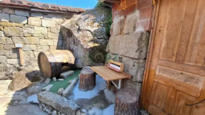 Stone house and wine cellar with . Stone house, with various materials to finish it off. Just 20 metres away there is another stone building, a relaxing spot or a place to enjoy a glass of wine. Most of the house is built into rock, which gives the interior a unique charm. The area surrounding the house and wine cellar is made up of rocks that create an enchanting setting. The rear of the property offers views of the landscape around Leiro. Quiet area, 2km from Leiro, 7km from Ribadavia and 11km from Carballino, surrounded by hiking routes, thermal areas and the Camino de Miñoto. Don’t miss out on seeing it. For more information, our office is located at C/ Progreso 123, 1st floor, Office 2, Ourense (Vila Rejo building), or contact us: by phone at [number] or through the website norz.es. Follow us on photo 6