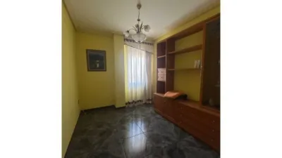 Apartment for sale in Torredelcampo. This property features a spacious living room with two large windows facing the street, a well-fitted kitchen with pantry and laundry area, three bedrooms (all with access to a shared balcony), a bathroom, storage room, additional laundry space, and a private terrace. Excellent layout, very bright. All rooms are external. Large-format porcelain tile flooring. Air conditioning installed in two rooms. Plaster moldings on ceilings. Great views. Granite entrance hall and stairs, wrought iron railings. Second floor without elevator. photo 4