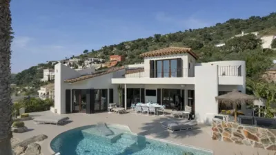 Chalet in Les Torroelles photo 2
