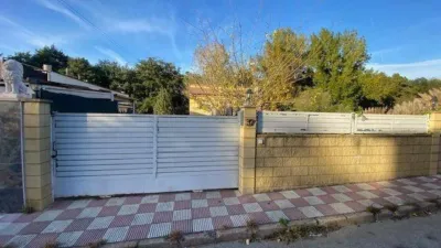 Chalet for sale in Lloret de Mar (Girona), with a built area of 136 m2 on a plot of 456 m2. The property is spread over two floors, offering ample scope for redistribution. The seller does not currently have possession, so interior viewings are not possible at this time. An excellent opportunity for investors or buyers looking to acquire a property in one of the most sought-after residential areas of the Costa Brava, with strong potential for capital appreciation once possession is regained and the home is updated. Quiet location, well connected, and close to the main amenities and beaches of Lloret de Mar. photo 3