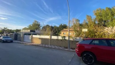 Chalet for sale in Lloret de Mar (Girona), with a built area of 136 m2 on a plot of 456 m2. The property is spread over two floors, offering ample scope for redistribution. The seller does not currently have possession, so interior viewings are not possible at this time. An excellent opportunity for investors or buyers looking to acquire a property in one of the most sought-after residential areas of the Costa Brava, with strong potential for capital appreciation once possession is regained and the home is updated. Quiet location, well connected, and close to the main amenities and beaches of Lloret de Mar. photo 4