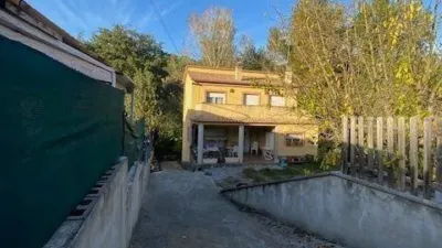 Chalet for sale in Lloret de Mar (Girona), with a built area of 136 m2 on a plot of 456 m2. The property is spread over two floors, offering ample scope for redistribution. The seller does not currently have possession, so interior viewings are not possible at this time. An excellent opportunity for investors or buyers looking to acquire a property in one of the most sought-after residential areas of the Costa Brava, with strong potential for capital appreciation once possession is regained and the home is updated. Quiet location, well connected, and close to the main amenities and beaches of Lloret de Mar. photo 5