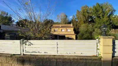 Chalet for sale in Lloret de Mar (Girona), with a built area of 136 m2 on a plot of 456 m2. The property is spread over two floors, offering ample scope for redistribution. The seller does not currently have possession, so interior viewings are not possible at this time. An excellent opportunity for investors or buyers looking to acquire a property in one of the most sought-after residential areas of the Costa Brava, with strong potential for capital appreciation once possession is regained and the home is updated. Quiet location, well connected, and close to the main amenities and beaches of Lloret de Mar. photo 2