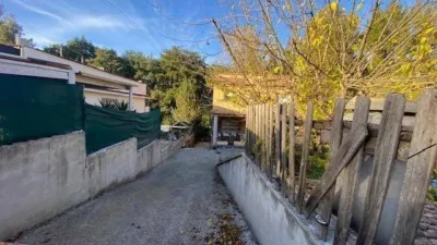 Chalet for sale in Lloret de Mar (Girona), with a built area of 136 m2 on a plot of 456 m2. The property is spread over two floors, offering ample scope for redistribution. The seller does not currently have possession, so interior viewings are not possible at this time. An excellent opportunity for investors or buyers looking to acquire a property in one of the most sought-after residential areas of the Costa Brava, with strong potential for capital appreciation once possession is regained and the home is updated. Quiet location, well connected, and close to the main amenities and beaches of Lloret de Mar. photo 7