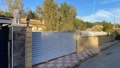 Chalet for sale in Lloret de Mar (Girona), with a built area of 136 m2 on a plot of 456 m2. The property is spread over two floors, offering ample scope for redistribution. The seller does not currently have possession, so interior viewings are not possible at this time. An excellent opportunity for investors or buyers looking to acquire a property in one of the most sought-after residential areas of the Costa Brava, with strong potential for capital appreciation once possession is regained and the home is updated. Quiet location, well connected, and close to the main amenities and beaches of Lloret de Mar. photo 6