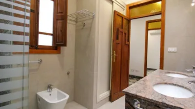 Penthouse + apartment in very good condition, located in one of the most exclusive areas of central Palma, Santa Catalina! This property has a surface area of 195m2 + terrace of 35m2 and is distributed as follows: entrance hall, large living room with access to a balcony, spacious dining room, independent kitchen with a large built-in wardrobe (possibility to convert into an open-plan kitchen with access to the dining room) and exit to the laundry room and pantry, 4 double bedrooms with built-in wardrobes and 2 full bathrooms. It also features an independent apartment on the fourth and last floor of the building, perfect for enjoying year-round on the terrace with family and friends or for giving independence to your children! This apartment is very well insulated and consists of a living/sleeping room with kitchen and pantry, full bathroom and a large terrace with storage room. The property is equipped with AC/CC cold/heat in all rooms, spotlight lighting, interior and exterior wooden joinery, and ceramic tile flooring. Located on the third floor without elevator, one flat per floor (3 neighbors in total) and community fees of 35. Includes a parking space in the adjacent building with easy access. Don't miss the opportunity to live in a stately home with many possibilities in a privileged area of Palma de Mallorca! Call us to request a visit; we will be happy to assist you![IW] photo 24