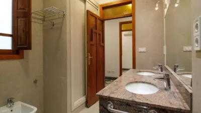 Penthouse + apartment in very good condition, located in one of the most exclusive areas of central Palma, Santa Catalina! This property has a surface area of 195m2 + terrace of 35m2 and is distributed as follows: entrance hall, large living room with access to a balcony, spacious dining room, independent kitchen with a large built-in wardrobe (possibility to convert into an open-plan kitchen with access to the dining room) and exit to the laundry room and pantry, 4 double bedrooms with built-in wardrobes and 2 full bathrooms. It also features an independent apartment on the fourth and last floor of the building, perfect for enjoying year-round on the terrace with family and friends or for giving independence to your children! This apartment is very well insulated and consists of a living/sleeping room with kitchen and pantry, full bathroom and a large terrace with storage room. The property is equipped with AC/CC cold/heat in all rooms, spotlight lighting, interior and exterior wooden joinery, and ceramic tile flooring. Located on the third floor without elevator, one flat per floor (3 neighbors in total) and community fees of 35. Includes a parking space in the adjacent building with easy access. Don't miss the opportunity to live in a stately home with many possibilities in a privileged area of Palma de Mallorca! Call us to request a visit; we will be happy to assist you![IW] photo 22
