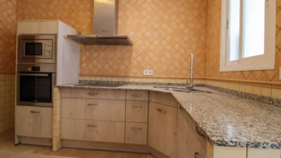 Penthouse + apartment in very good condition, located in one of the most exclusive areas of central Palma, Santa Catalina! This property has a surface area of 195m2 + terrace of 35m2 and is distributed as follows: entrance hall, large living room with access to a balcony, spacious dining room, independent kitchen with a large built-in wardrobe (possibility to convert into an open-plan kitchen with access to the dining room) and exit to the laundry room and pantry, 4 double bedrooms with built-in wardrobes and 2 full bathrooms. It also features an independent apartment on the fourth and last floor of the building, perfect for enjoying year-round on the terrace with family and friends or for giving independence to your children! This apartment is very well insulated and consists of a living/sleeping room with kitchen and pantry, full bathroom and a large terrace with storage room. The property is equipped with AC/CC cold/heat in all rooms, spotlight lighting, interior and exterior wooden joinery, and ceramic tile flooring. Located on the third floor without elevator, one flat per floor (3 neighbors in total) and community fees of 35. Includes a parking space in the adjacent building with easy access. Don't miss the opportunity to live in a stately home with many possibilities in a privileged area of Palma de Mallorca! Call us to request a visit; we will be happy to assist you![IW] photo 12
