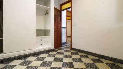 Penthouse + apartment in very good condition, located in one of the most exclusive areas of central Palma, Santa Catalina! This property has a surface area of 195m2 + terrace of 35m2 and is distributed as follows: entrance hall, large living room with access to a balcony, spacious dining room, independent kitchen with a large built-in wardrobe (possibility to convert into an open-plan kitchen with access to the dining room) and exit to the laundry room and pantry, 4 double bedrooms with built-in wardrobes and 2 full bathrooms. It also features an independent apartment on the fourth and last floor of the building, perfect for enjoying year-round on the terrace with family and friends or for giving independence to your children! This apartment is very well insulated and consists of a living/sleeping room with kitchen and pantry, full bathroom and a large terrace with storage room. The property is equipped with AC/CC cold/heat in all rooms, spotlight lighting, interior and exterior wooden joinery, and ceramic tile flooring. Located on the third floor without elevator, one flat per floor (3 neighbors in total) and community fees of 35. Includes a parking space in the adjacent building with easy access. Don't miss the opportunity to live in a stately home with many possibilities in a privileged area of Palma de Mallorca! Call us to request a visit; we will be happy to assist you![IW] photo 32