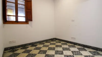 Penthouse + apartment in very good condition, located in one of the most exclusive areas of central Palma, Santa Catalina! This property has a surface area of 195m2 + terrace of 35m2 and is distributed as follows: entrance hall, large living room with access to a balcony, spacious dining room, independent kitchen with a large built-in wardrobe (possibility to convert into an open-plan kitchen with access to the dining room) and exit to the laundry room and pantry, 4 double bedrooms with built-in wardrobes and 2 full bathrooms. It also features an independent apartment on the fourth and last floor of the building, perfect for enjoying year-round on the terrace with family and friends or for giving independence to your children! This apartment is very well insulated and consists of a living/sleeping room with kitchen and pantry, full bathroom and a large terrace with storage room. The property is equipped with AC/CC cold/heat in all rooms, spotlight lighting, interior and exterior wooden joinery, and ceramic tile flooring. Located on the third floor without elevator, one flat per floor (3 neighbors in total) and community fees of 35. Includes a parking space in the adjacent building with easy access. Don't miss the opportunity to live in a stately home with many possibilities in a privileged area of Palma de Mallorca! Call us to request a visit; we will be happy to assist you![IW] photo 30