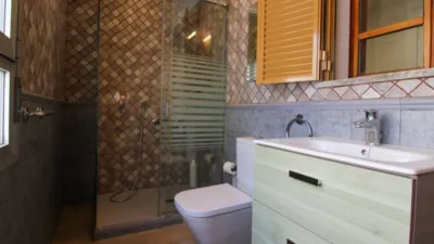 Penthouse + apartment in very good condition, located in one of the most exclusive areas of central Palma, Santa Catalina! This property has a surface area of 195m2 + terrace of 35m2 and is distributed as follows: entrance hall, large living room with access to a balcony, spacious dining room, independent kitchen with a large built-in wardrobe (possibility to convert into an open-plan kitchen with access to the dining room) and exit to the laundry room and pantry, 4 double bedrooms with built-in wardrobes and 2 full bathrooms. It also features an independent apartment on the fourth and last floor of the building, perfect for enjoying year-round on the terrace with family and friends or for giving independence to your children! This apartment is very well insulated and consists of a living/sleeping room with kitchen and pantry, full bathroom and a large terrace with storage room. The property is equipped with AC/CC cold/heat in all rooms, spotlight lighting, interior and exterior wooden joinery, and ceramic tile flooring. Located on the third floor without elevator, one flat per floor (3 neighbors in total) and community fees of 35. Includes a parking space in the adjacent building with easy access. Don't miss the opportunity to live in a stately home with many possibilities in a privileged area of Palma de Mallorca! Call us to request a visit; we will be happy to assist you![IW] photo 34