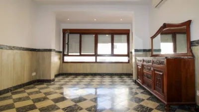 Penthouse + apartment in very good condition, located in one of the most exclusive areas of central Palma, Santa Catalina! This property has a surface area of 195m2 + terrace of 35m2 and is distributed as follows: entrance hall, large living room with access to a balcony, spacious dining room, independent kitchen with a large built-in wardrobe (possibility to convert into an open-plan kitchen with access to the dining room) and exit to the laundry room and pantry, 4 double bedrooms with built-in wardrobes and 2 full bathrooms. It also features an independent apartment on the fourth and last floor of the building, perfect for enjoying year-round on the terrace with family and friends or for giving independence to your children! This apartment is very well insulated and consists of a living/sleeping room with kitchen and pantry, full bathroom and a large terrace with storage room. The property is equipped with AC/CC cold/heat in all rooms, spotlight lighting, interior and exterior wooden joinery, and ceramic tile flooring. Located on the third floor without elevator, one flat per floor (3 neighbors in total) and community fees of 35. Includes a parking space in the adjacent building with easy access. Don't miss the opportunity to live in a stately home with many possibilities in a privileged area of Palma de Mallorca! Call us to request a visit; we will be happy to assist you![IW] photo 38